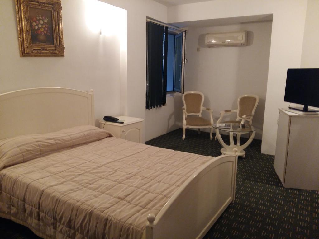 Отель Alik Батуми Номер фото